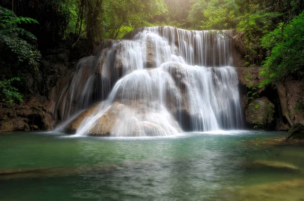 Huay Mae Khamin, Paradise vízesés mély erdő talá — Stock Fotó