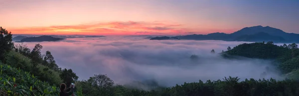 Paisaje nublado panorama. Fantástico amanecer de ensueño en la montaña — Foto de Stock