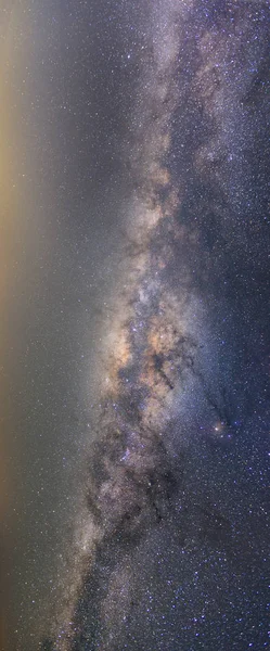 显然银河在夜空与 100 万星 免版税图库照片