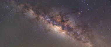 Açıkça bir milyon yıldız ile gece gökyüzü üzerinde Samanyolu