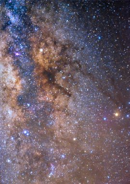 Açıkça bir milyon yıldız ile gece gökyüzü üzerinde Samanyolu