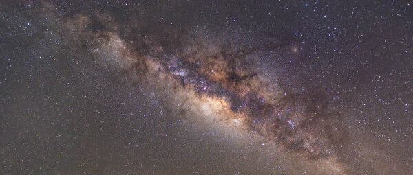 Явно молочный путь в ночном небе с миллионом звезд
