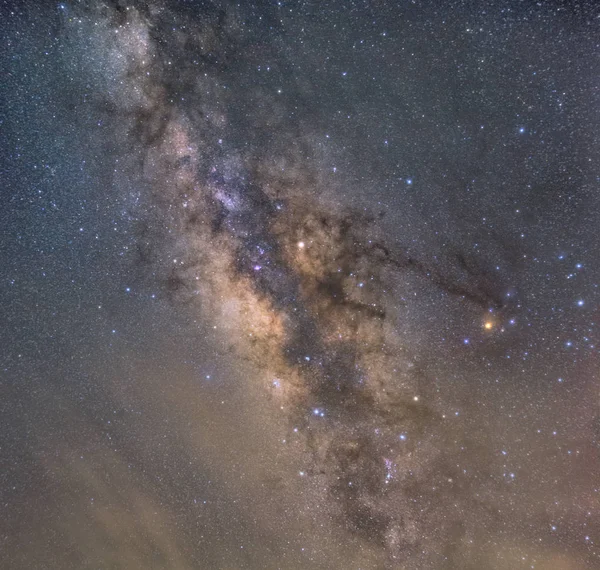 Caminho claramente leitoso no céu noturno com um milhão de estrelas Fotos De Bancos De Imagens