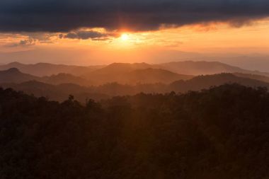 Dağlarda günbatımı zaman gökyüzü yanma ile sis tabakası, 