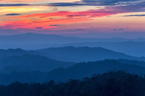 Dağlarda günbatımı zaman gökyüzü yanma ile sis tabakası, 