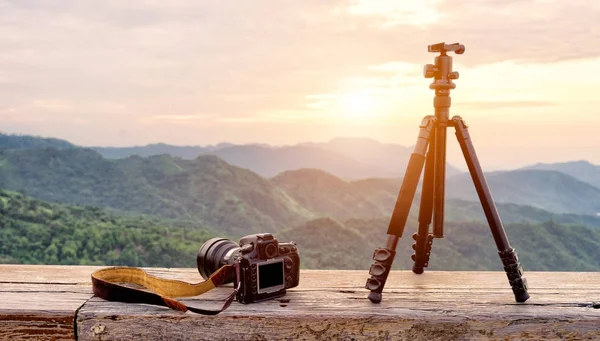 Reisefotografenausrüstung mit schöner Landschaft auf der Ba — Stockfoto