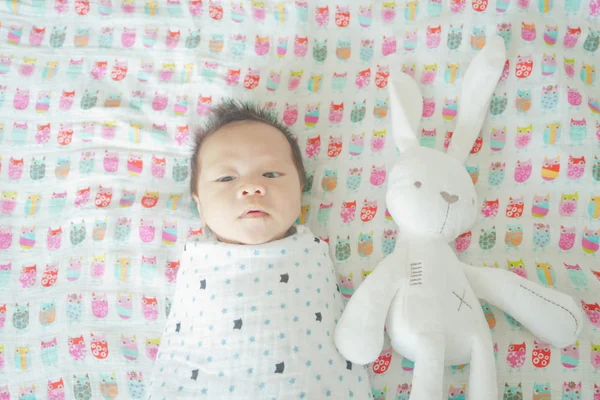 Милый Очаровательный Новорожденный Мальчик Завернутый Пеленать Одеяло Спать Иногда Оба — стоковое фото