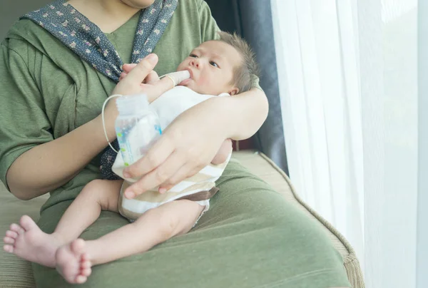 用小管将母乳喂给新生儿婴儿的手指 — 图库照片