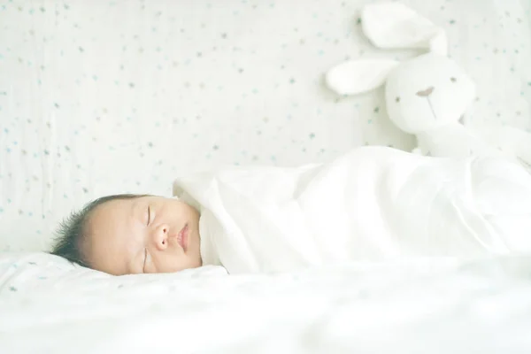 Милый Очаровательный Новорожденный Мальчик Завернутый Запеленавший Одеяло Спит Детской Кровати Лицензионные Стоковые Фото