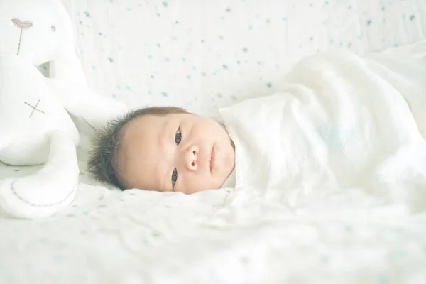 Bonito Menino Recém Nascido Adorável Embrulhado Swaddle Cobertor Dormindo Vezes Imagens De Bancos De Imagens