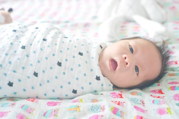 Bonito Menino Recém Nascido Adorável Embrulhado Swaddle Cobertor Dormindo Vezes Fotos De Bancos De Imagens