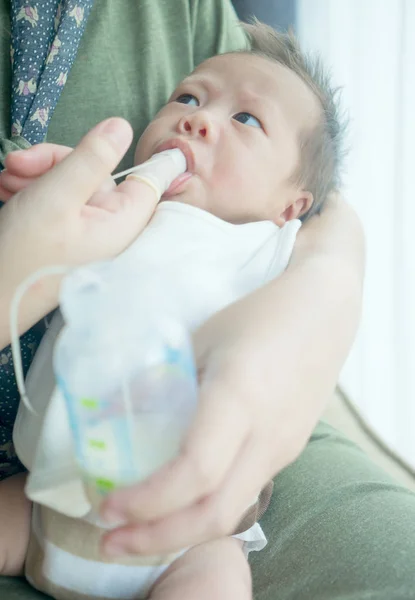 Палец Кормит Грудным Молоком Новорожденного Мальчика Помощью Маленькой Трубки Стоковое Фото