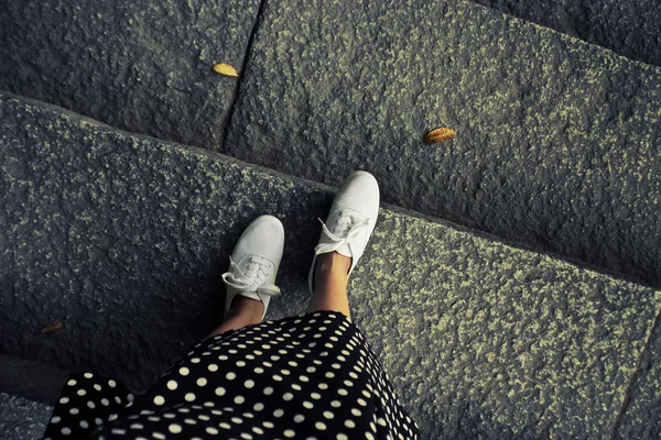 Image conceptuelle de jambes marchant, image couleur tonique vintage . — Photo