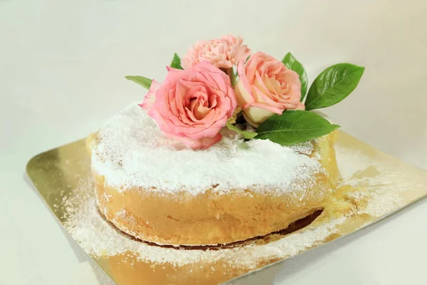 Pastel de esponja con glaseado y rosas rosadas reales . — Foto de Stock