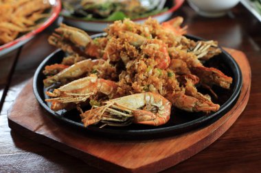 Kızarmış karides ile biber, sarımsak ve biber tarifi sıcak demir Pan.