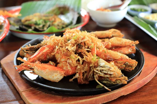 Camarones fritos con pimientos, ajo y chile receta en sartén de hierro caliente . — Foto de Stock