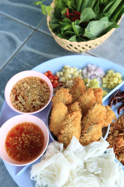 補足する魚レシピ - 揚げ魚スパイスとハーブのおかず、新鮮な野菜、スパイシーなソースを添えて. — ストック写真