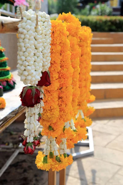 Flores guirlanda para oferecer sacrifício em hindu ou cerimônia religiosa budista . — Fotografia de Stock