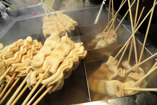 Pincho de pastel de pescado, comida callejera japonesa. Oden caliente para mantenerse caliente . — Foto de Stock