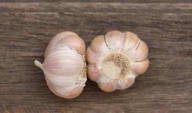 Sarımsak ampul ve ahşap arka plan üzerinde karanfil.