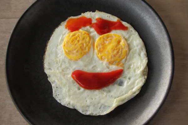 Happy face breakfast, Sorrindo ovo frito por ketchup . — Fotografia de Stock