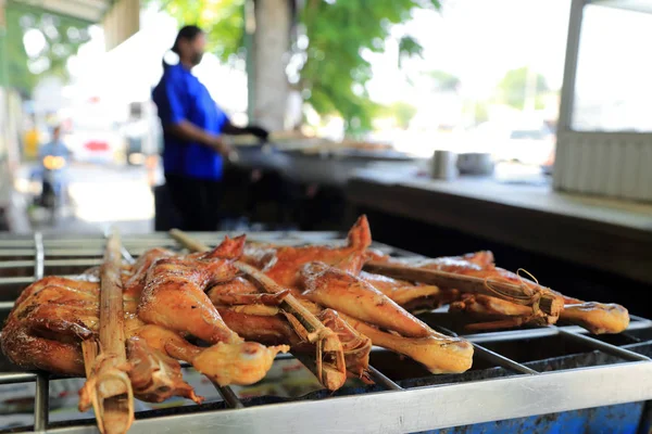 Gegrilltes Hühnchen (Streetfood), Thailand. — Stockfoto