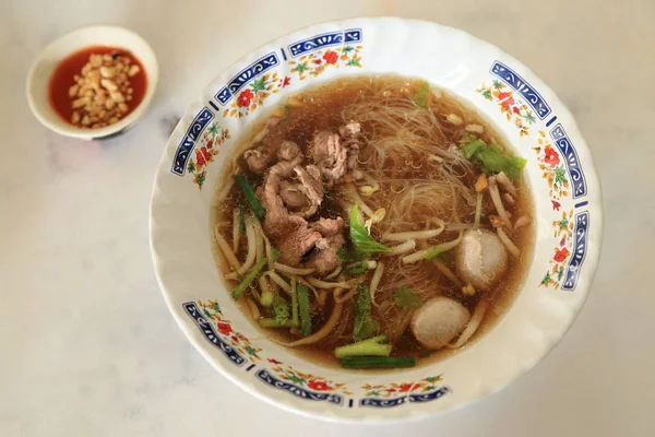 Asiatische Reisnudel Rezept mit Fleisch und Frikadelle. — Stockfoto