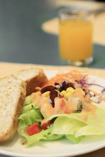 Zdrowe śniadanie, świeże sałatki warzywne i owocowe z toast. — Zdjęcie stockowe