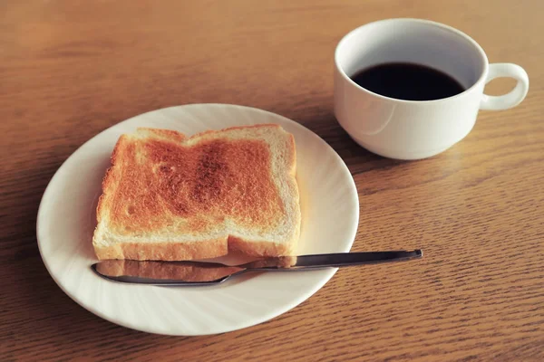 Zestaw dieta, płyta jednej toast filiżankę czarnej kawy na drewnianym tarasem — Zdjęcie stockowe