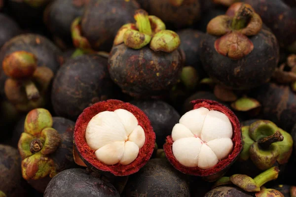 Querschnitt aus Mangostan mit weißem Fruchtfleisch. Stockbild