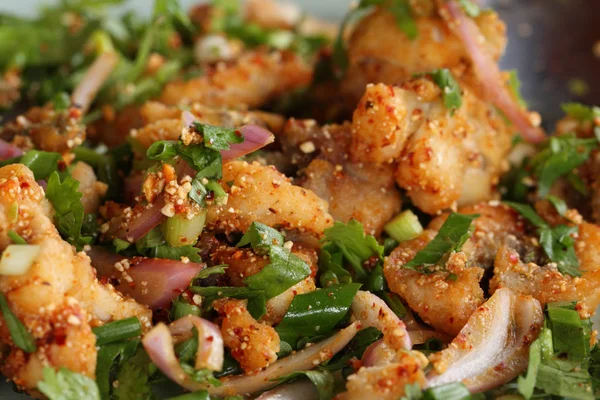 Thailändsk stil mat kryddig stekt fisk sallad med grönsaker, chili — Stockfoto