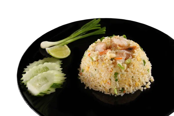 Креветки жареный рис, Тайский рецепт, в черном блюде на белой спинке — стоковое фото