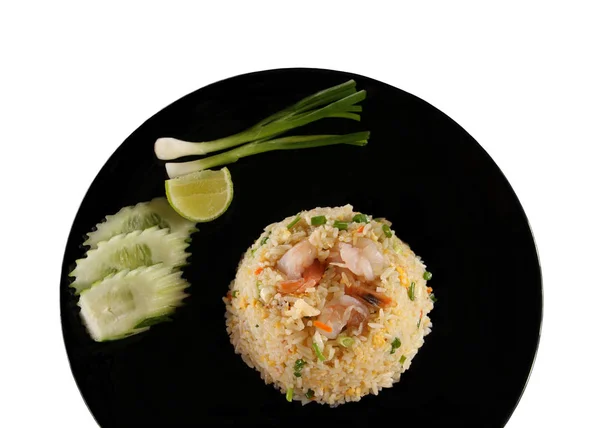 Креветки смаженим рисом, Тайські рецепти, в чорний блюдо на білий backgroun — стокове фото