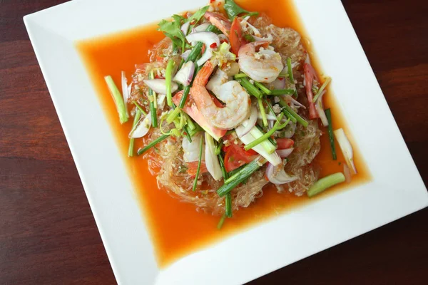 Ensalada de mariscos picantes tailandeses en plato blanco, vista superior . — Foto de Stock