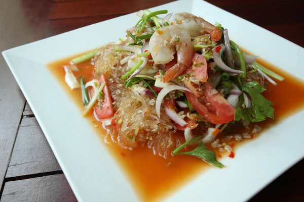 Ensalada tailandesa de mariscos picantes en plato blanco . — Foto de Stock