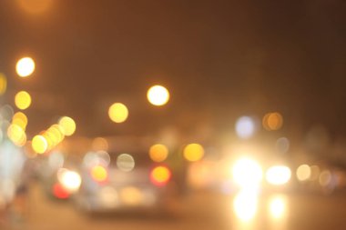 Gece sokak bulanık ve defocused çok renkli bokeh ışıkları.