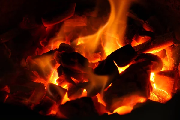 Gorący węgiel Płonący w ogień. — Zdjęcie stockowe