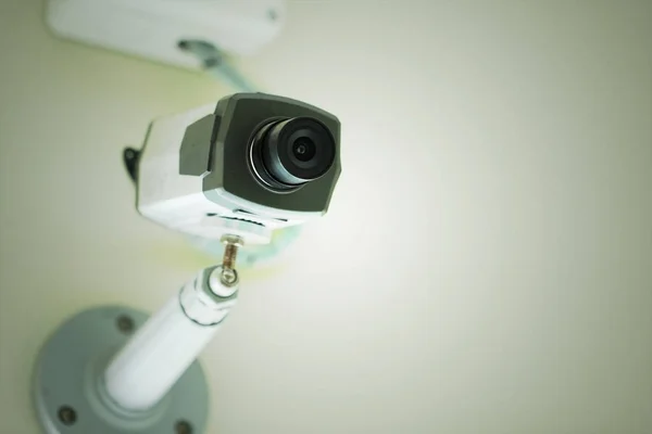 Kamery CCTV lub zabezpieczeń na biały sufit. — Zdjęcie stockowe