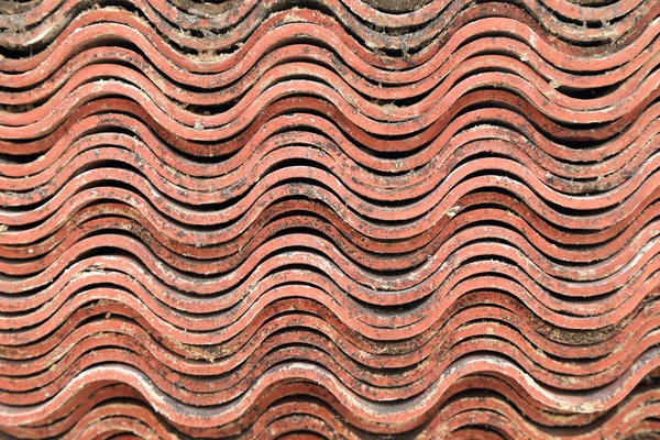 Stapel gebackener Dachziegel aus Lehm, abstrakter Hintergrund. — Stockfoto