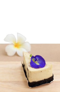 Beyaz arka plan üzerinde tatlı ve çiçek, kurabiye ve krema kek tarifi.