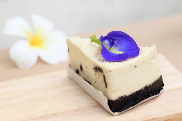 Dessert and flower, Cookie and cream cake recipe. — Stock Photo, Image