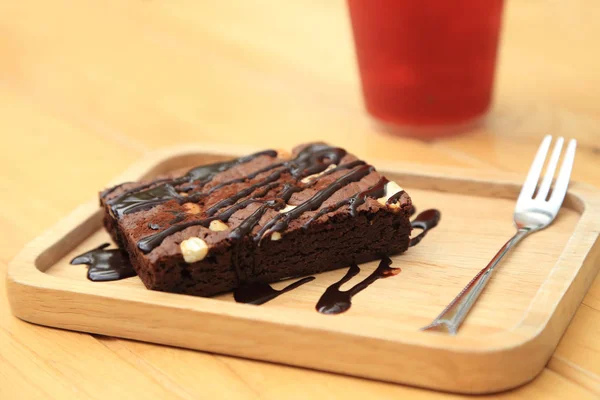 Brownies au chocolat maison sur assiette en bois . — Photo