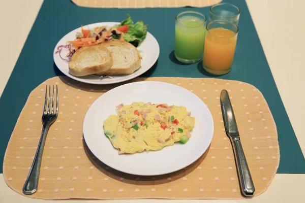 Café da manhã com ovos mexidos, torradas e salada de legumes . — Fotografia de Stock