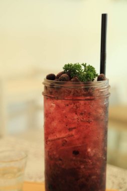 Buz cam ile meyve içecekler.