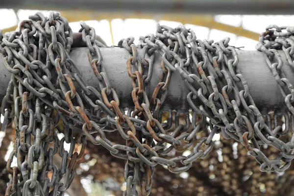 Patrón de cadena oxidada gruesa cuelga en riel de hierro . — Foto de Stock