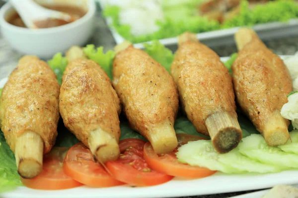 Gebratene Garnelen mit Zuckerrohr, vietnamesisches Essen Rezept. — Stockfoto