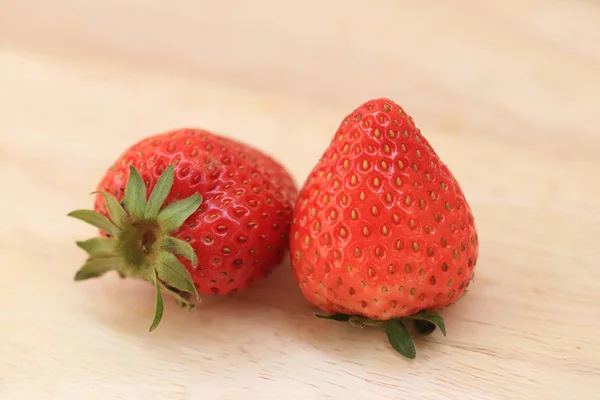 Nahaufnahme von frischen Erdbeeren auf hölzernem Hintergrund. — Stockfoto