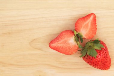 Taze çilek tam vücut ve yarım ahşap arka plan üzerinde.