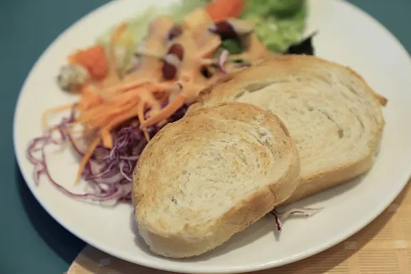 健康的な朝食、新鮮な野菜のサラダとトースト. — ストック写真