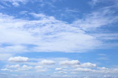 Mavi gökyüzüne yayılmış beyaz bulut, doğal arkaplan.